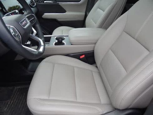 Used 2025 GMC Acadia Elevation w/ Elevation Premium Package FWD image 6