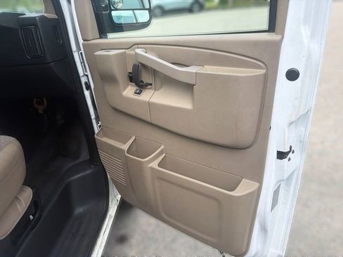 Used 2017 Chevrolet Express 2500 RWD image 20