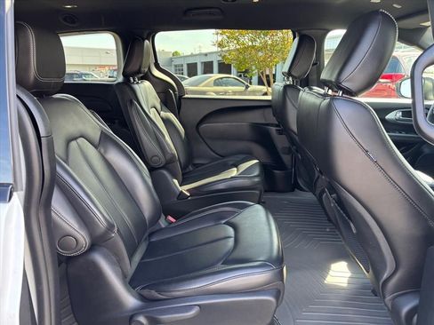Used 2023 Chrysler Pacifica Touring-L w/ S Appearance Package FWD image 14