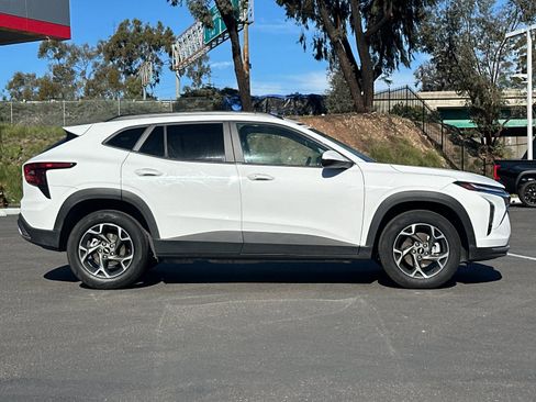 Used 2025 Chevrolet Trax LT w/ LT Convenience Package image 6