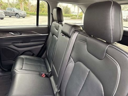 Used 2023 Jeep Grand Cherokee Limited w/ Black Appearance Package image 11