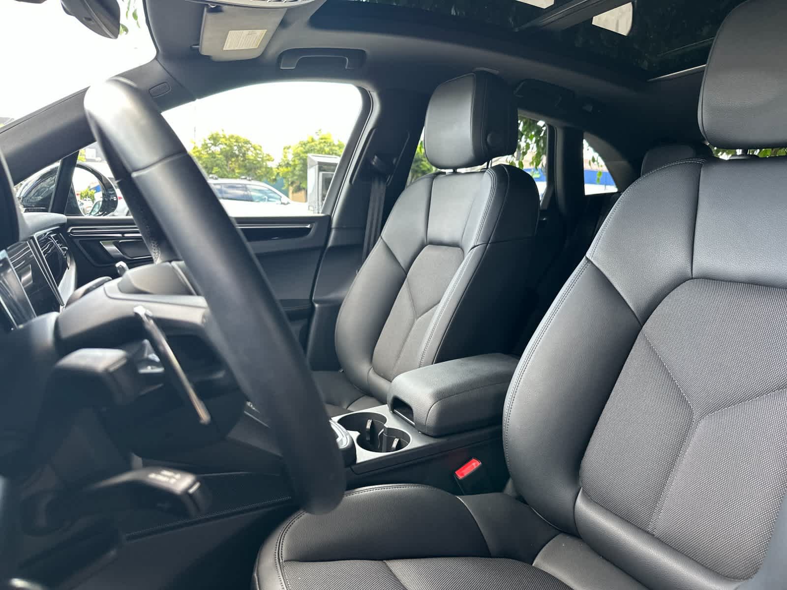 Certified 2024 Porsche Macan AWD/4WD image 5