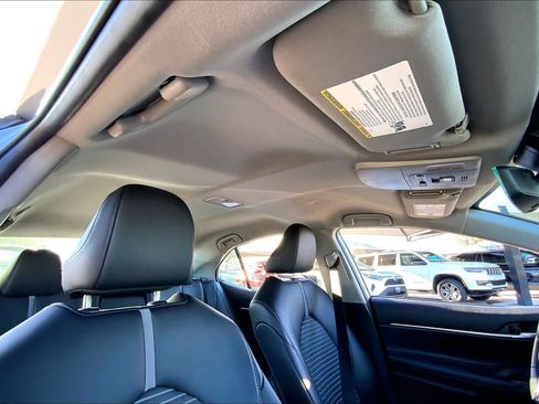 Used 2024 Toyota Camry SE image 14