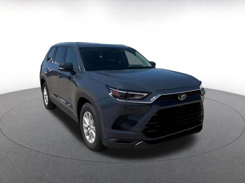 Used 2025 Toyota Grand Highlander FWD image 3