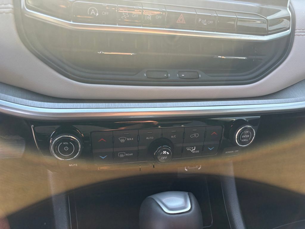 Used 2025 Jeep Compass Limited AWD/4WD image 17