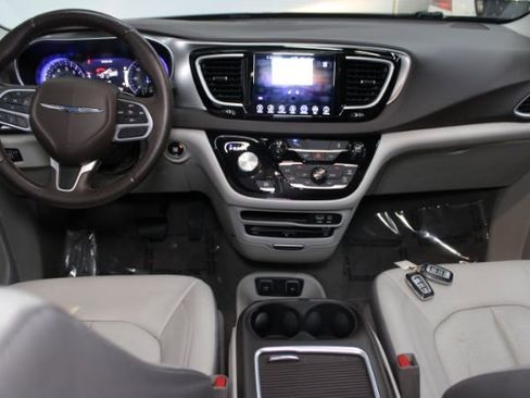 Used 2017 Chrysler Pacifica Touring-L Plus image 3