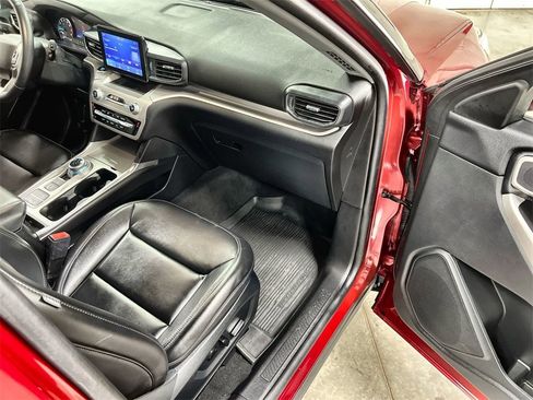 Used 2022 Ford Explorer XLT w/ Equipment Group 202A image 31