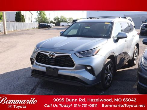 Used 2022 Toyota Highlander XLE AWD/4WD image 1