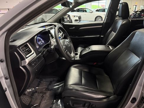 Used 2017 Toyota Highlander XLE FWD image 13