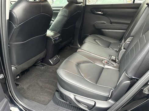 Certified 2023 Toyota Highlander XLE image 17