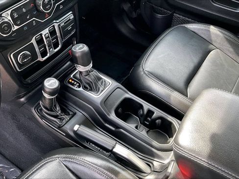 Used 2022 Jeep Wrangler Unlimited Sahara w/ Cold Weather Group AWD/4WD image 15
