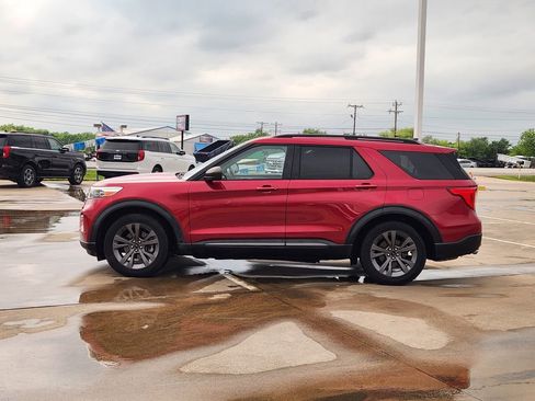 Used 2021 Ford Explorer XLT w/ Equipment Group 202A RWD image 4