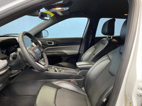 Certified 2024 Jeep Compass Latitude image 9