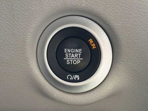 Used 2023 Chrysler Pacifica Touring-L FWD image 32