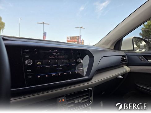 Used 2024 Volkswagen Taos SE FWD image 18