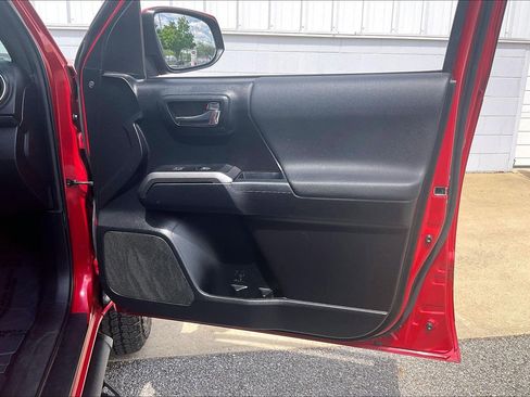 Used 2022 Toyota Tacoma TRD Off-Road w/ Technology Package image 27