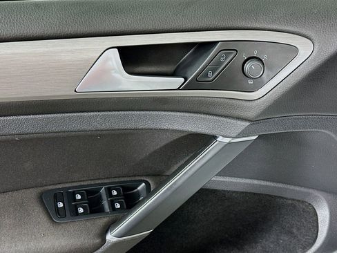 Used 2016 Volkswagen Golf S image 17