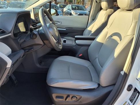 Used 2023 Toyota Sienna XLE image 6