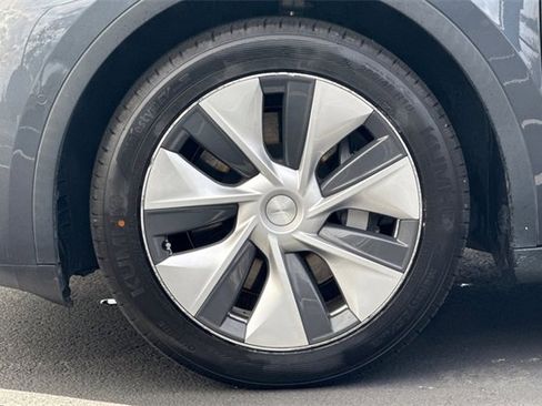 Used 2022 Tesla Model Y Long Range image 34