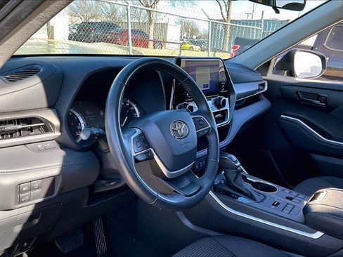Used 2024 Toyota Highlander XLE image 16