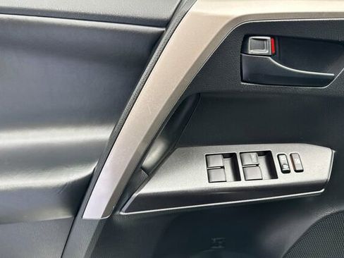 Used 2018 Toyota RAV4 LE Plus image 8