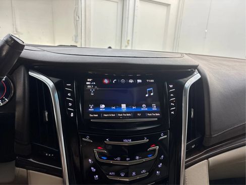 Used 2017 Cadillac Escalade Premium Luxury AWD/4WD image 19