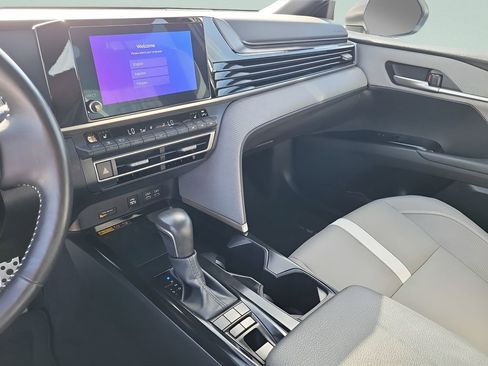Used 2025 Toyota Camry SE w/ Convenience Package FWD image 19
