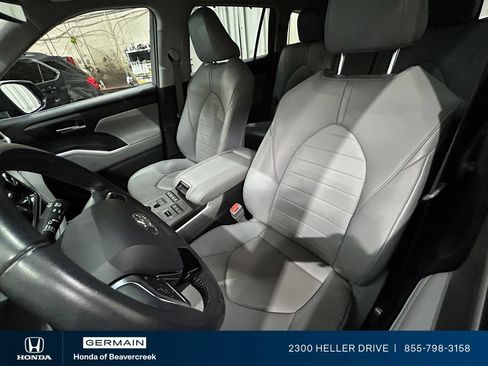 Used 2020 Toyota Highlander XLE AWD/4WD image 26