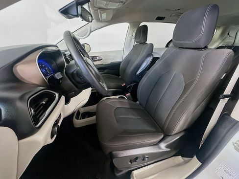 Used 2023 Chrysler Voyager LX FWD image 29