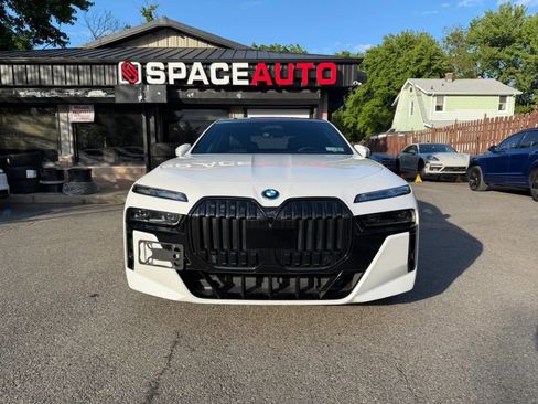 Used 2023 BMW i7 xDrive60 AWD/4WD image 2
