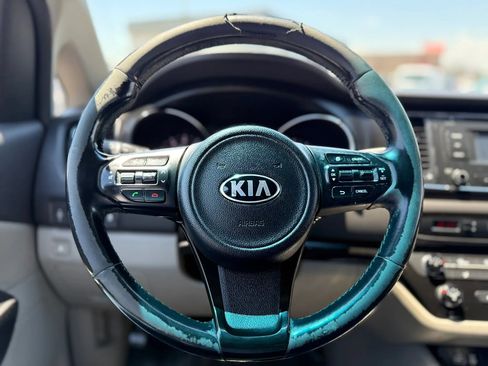Used 2017 Kia Sedona LX w/ LX Essentials Premium Package FWD image 33