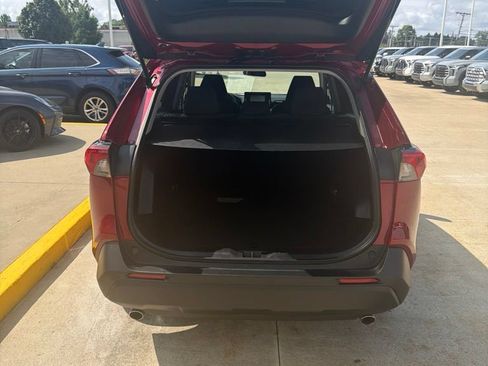 Used 2021 Toyota RAV4 LE AWD/4WD image 9