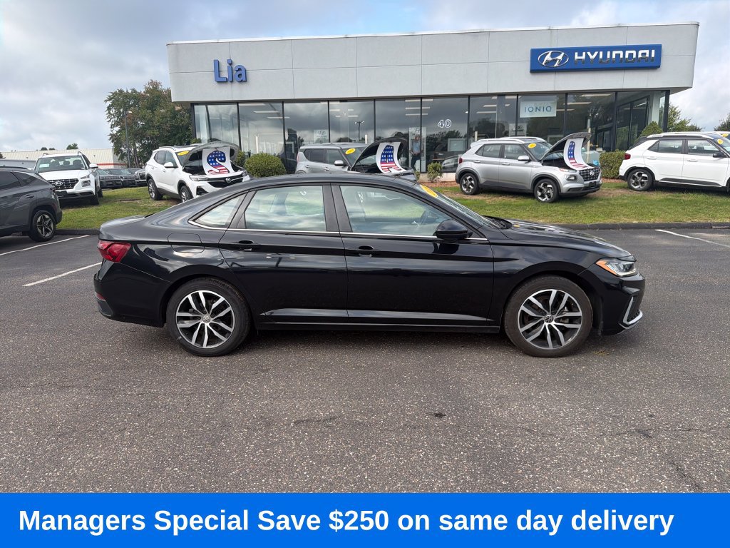 Used 2025 Volkswagen Jetta SE FWD image 3