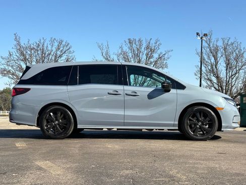 Used 2024 Honda Odyssey Sport image 3