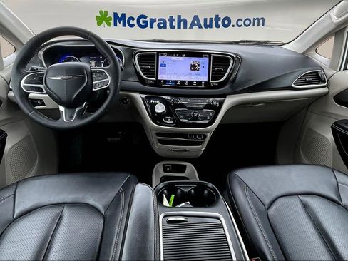 Used 2024 Chrysler Pacifica Touring-L image 7