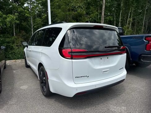 Used 2025 Chrysler Pacifica Limited FWD image 9