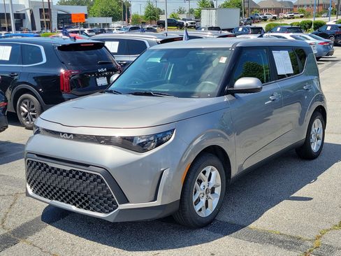 Used 2024 Kia Soul LX w/ Option Group 015 FWD image 3