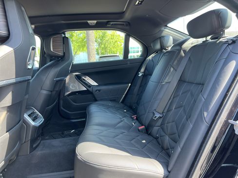 Certified 2024 BMW 760i xDrive AWD/4WD image 31