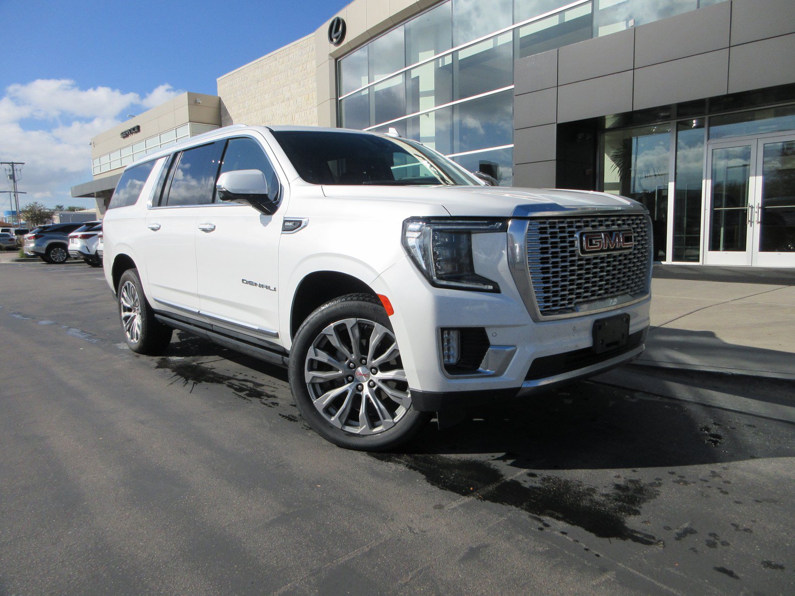 Used 2021 GMC Yukon XL Denali w/ Denali Premium Package AWD/4WD image 16