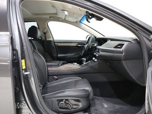 Used 2021 Genesis G90 3.3T Premium RWD image 40