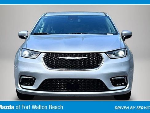 Used 2023 Chrysler Pacifica Touring-L FWD image 3