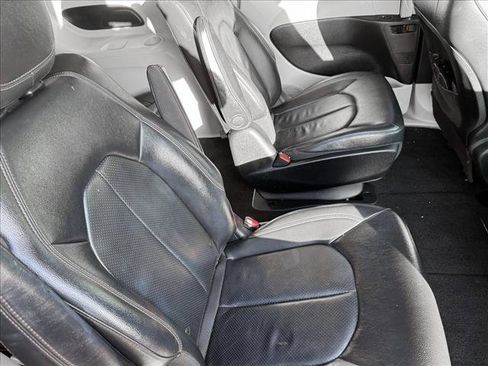 Used 2018 Chrysler Pacifica Touring-L image 18