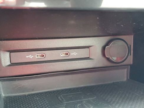 Used 2023 Volkswagen Tiguan SE w/ Panoramic Sunroof Package image 28