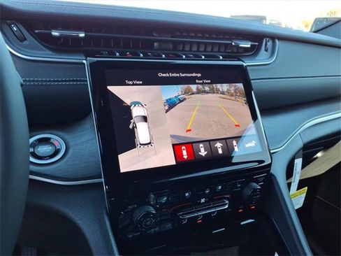 New 2025 Jeep Grand Cherokee Limited w/ Luxury Tech Group II image 18