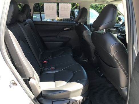 Certified 2022 Toyota Highlander XLE AWD/4WD image 32