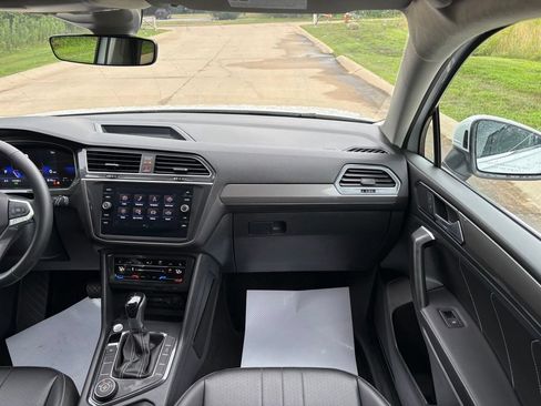 Used 2024 Volkswagen Tiguan SE AWD/4WD image 38