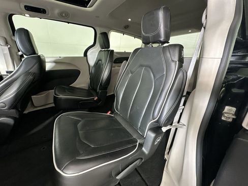 Used 2023 Chrysler Pacifica Limited FWD image 23