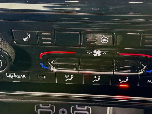 Used 2025 Jeep Grand Cherokee Laredo X w/ Luxury Tech Group I image 16