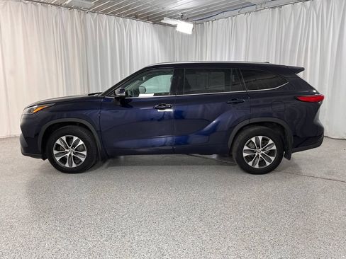 Used 2020 Toyota Highlander XLE AWD/4WD image 25