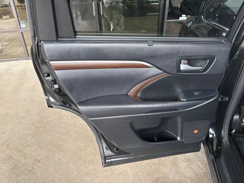 Used 2014 Toyota Highlander Limited image 22